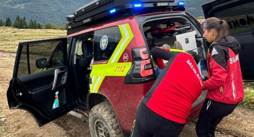 Intervenție a salvamontiștilor în sprijinul unui motociclist german care s-a accidentat în Munții Maramureșului