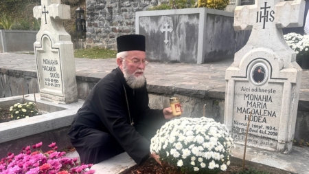 Flori și lumânări aprinse în amintirea celor dragi, care se odihnesc în cimitirul Mănăstirii Rohia