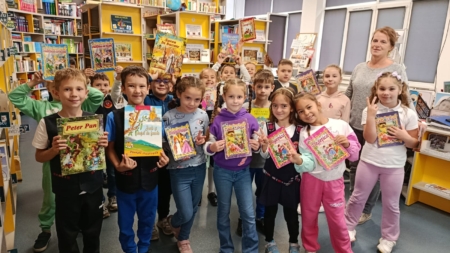 Elevii de la Școala Gimnazială nr. 18 din Baia Mare au descoperit magia lecturii la biblioteca școlii