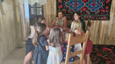 Copiii români din Nisa descoperă frumusețea tradițiilor prin muzică și dans