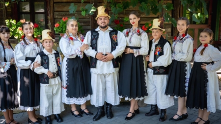 Tradiție, cântec și bucurie: Ionuț Uivaroși și Grupul Codrenii lansează albumul „Glasuri Codrenești”