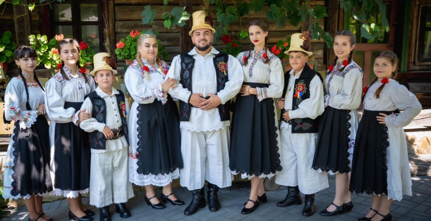 Tradiție, cântec și bucurie: Ionuț Uivaroși și Grupul Codrenii lansează albumul „Glasuri Codrenești”