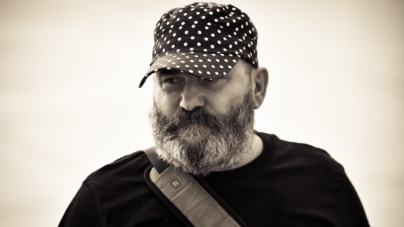 Jurnalistul și scriitorul Mircea Grumaz lansează volumul de poezii „Noroc că n-am ghinion”