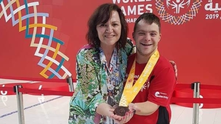 În spatele fiecărui campion există o mamă: Andrei Cupșa, performerul maramureșean cu Sindrom Down, a reușit cu iubire și susținere