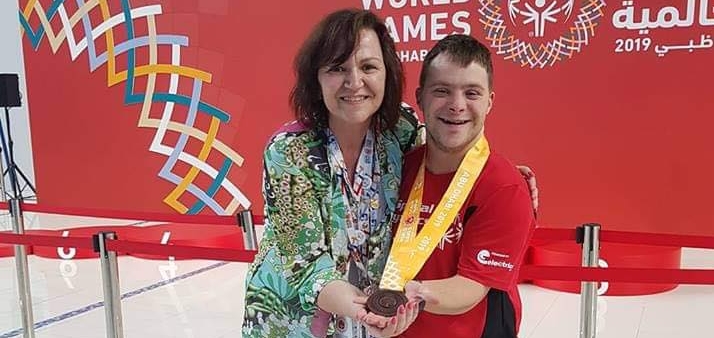 În spatele fiecărui campion există o mamă: Andrei Cupșa, performerul maramureșean cu Sindrom Down, a reușit cu iubire și susținere