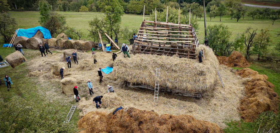 Clacă reușită: O șură a fost învelită cu paie în Preluca Noua