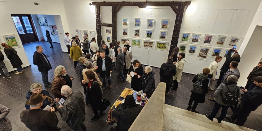 Vernisajul expoziției „Clăi și biserici. Călătorind prin Maramureș 2024 – 2025” a avut loc la Muzeul Etnografic al Maramureșului din Sighet