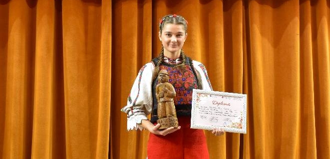 Simona Neag, câștigătoarea Trofeului Festivalului-Concurs „Horea în Grumaz” din Târgu Lăpuș