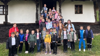 Călătorie în lumea satului de altădată: Elevii Școlii Gimnaziale Nr. 18 Baia Mare, oaspeți la Muzeul Satului