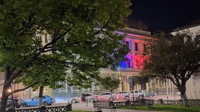 Primăria Sighetu Marmației, iluminată în roz și bleu în semn de solidaritate cu „părinții de îngeri”