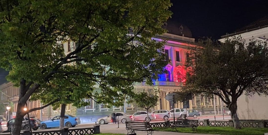 Primăria Sighetu Marmației, iluminată în roz și bleu în semn de solidaritate cu „părinții de îngeri”