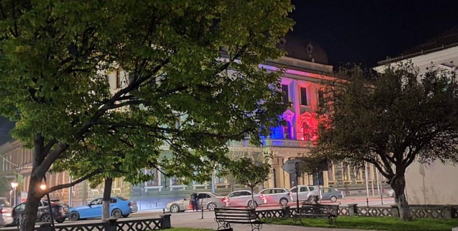 Primăria Sighetu Marmației, iluminată în roz și bleu în semn de solidaritate cu „părinții de îngeri”
