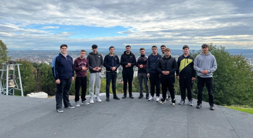 O mână de ajutor din partea elevilor seminariști la Schitul „Schimbarea la Față” Baia Mare