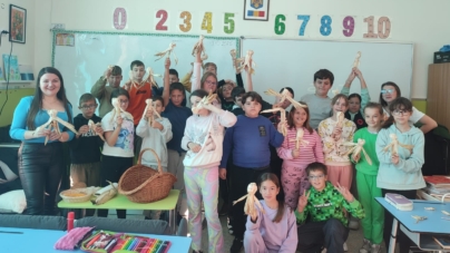 „Caravana Atelierelor” a pornit din nou la drum, prima oprire fiind la Școala „Simion Bărnuțiu” din Baia Mare