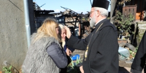 Sprijin și solidaritate: PS Părinte Iustin, alături de văduva Doinița din Săsar după un incendiu devastator