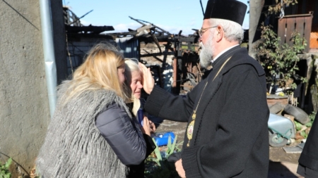 Sprijin și solidaritate: PS Părinte Iustin, alături de văduva Doinița din Săsar după un incendiu devastator