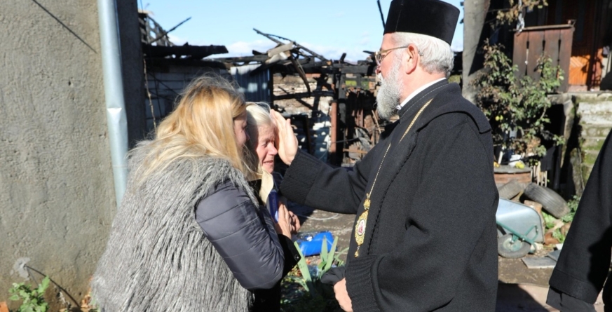 Sprijin și solidaritate: PS Părinte Iustin, alături de văduva Doinița din Săsar după un incendiu devastator