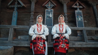 Noul proiect muzical al artistelor Suzana și Daciana Vlad, „Fuge omu’ zi și noapte”, ne amintește ce contează cu adevărat în viață