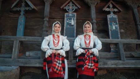 Noul proiect muzical al artistelor Suzana și Daciana Vlad, „Fuge omu’ zi și noapte”, ne amintește ce contează cu adevărat în viață