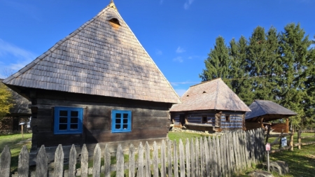 17 case tradiționale și biserica din Muzeul Satului Maramureșan au fost reabilitate