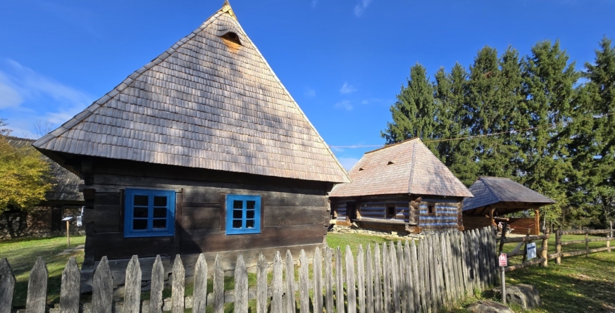 17 case tradiționale și biserica din Muzeul Satului Maramureșan au fost reabilitate