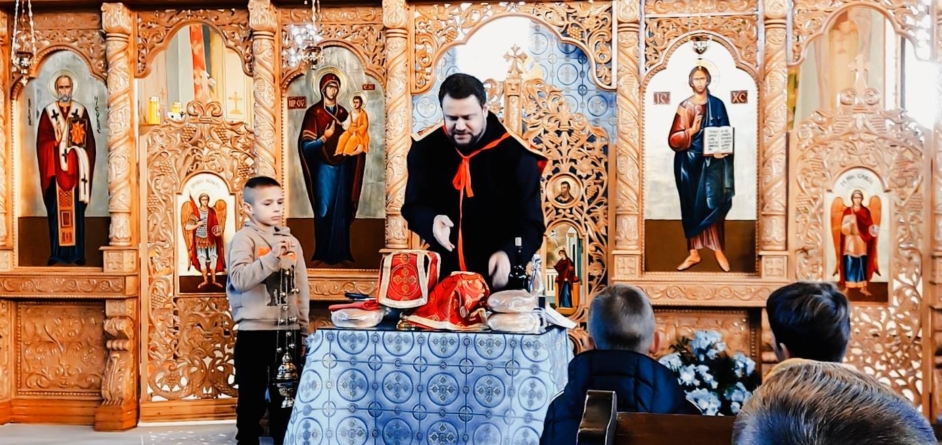 Elevii din Săcălășeni au descoperit semnificația Proscomidiei în cadrul unui proiect parohial educativ