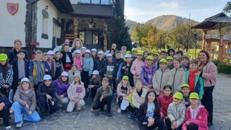 Elevii din Târgu Mureș au învățat despre „Geneza satului” în Maramureș, în cadrul Școlii Rădăcinilor Străbune