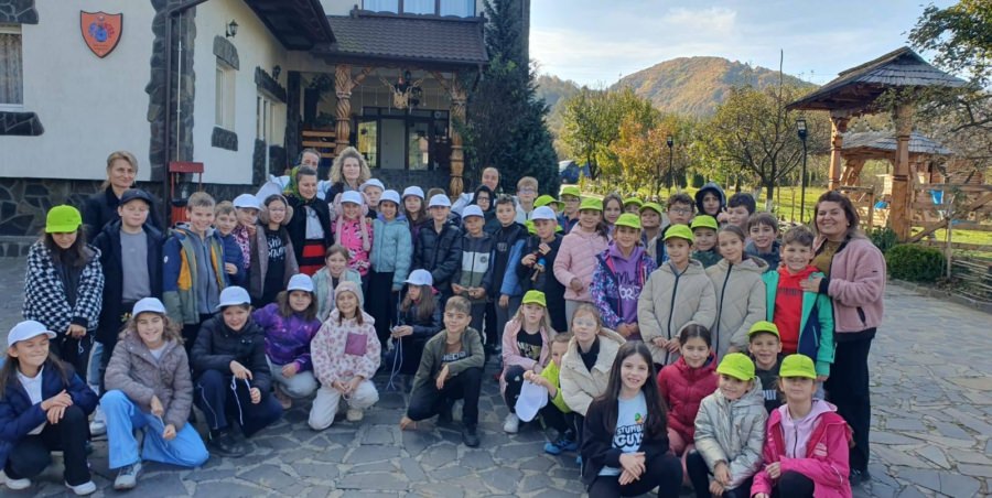 Elevii din Târgu Mureș au învățat despre „Geneza satului” în Maramureș, în cadrul Școlii Rădăcinilor Străbune