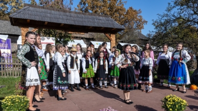 Program artistic deosebit în cadrul Târgului de Sfântul Dumitru de la Muzeul Satului din Baia Mare