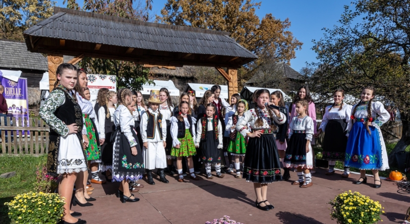 Program artistic deosebit în cadrul Târgului de Sfântul Dumitru de la Muzeul Satului din Baia Mare