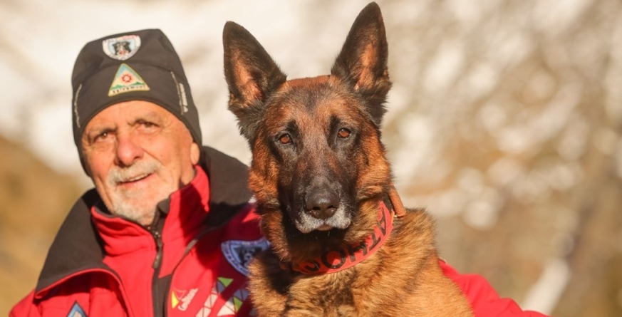 Salvatorii montani maramureșeni Nicoară Andreica și Athos au trecut cu succes examenul intermediar de pregătire canină