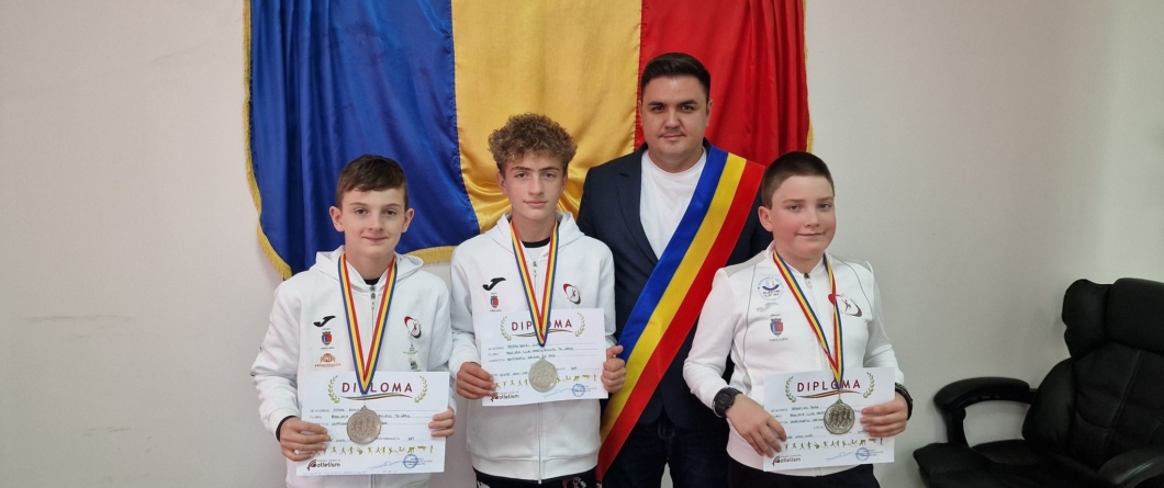 Tinerii atleți Daniel Giurgiu, Lucas Zonca și Sebastian Buda, vicecampioni naționali la cros, aduc mândrie Țării Lăpușului