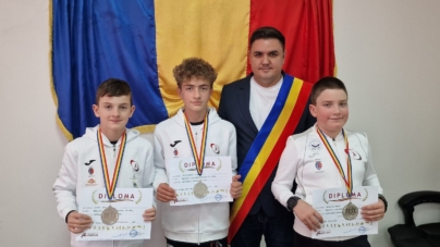 Tinerii atleți Daniel Giurgiu, Lucas Zonca și Sebastian Buda, vicecampioni naționali la cros, aduc mândrie Țării Lăpușului