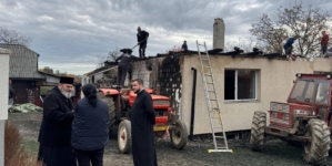 Solidaritate și nădejde după incendiu: Episcopia și credincioșii din Sișești, alături de o văduvă rămasă fără locuință