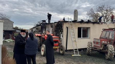 Solidaritate și nădejde după incendiu: Episcopia și credincioșii din Sișești, alături de o văduvă rămasă fără locuință