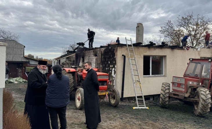 Solidaritate și nădejde după incendiu: Episcopia și credincioșii din Sișești, alături de o văduvă rămasă fără locuință