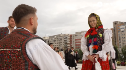 Moment emoționant: Cerere în căsătorie pe treptele Catedralei Naționale!