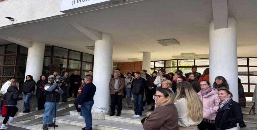 Angajații DGASPC Maramureș protestează din cauza întârzierii salariilor