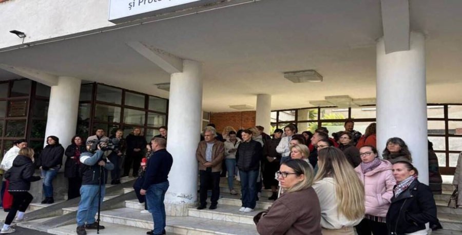 Angajații DGASPC Maramureș protestează din cauza întârzierii salariilor