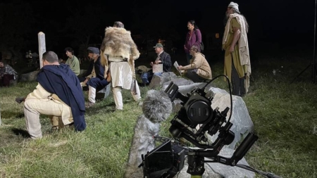 Regizor, cameramani, sunetiști și actori – toți lucrează cot la cot pentru ca legenda lui Zamolxis să prindă viață pe ecran