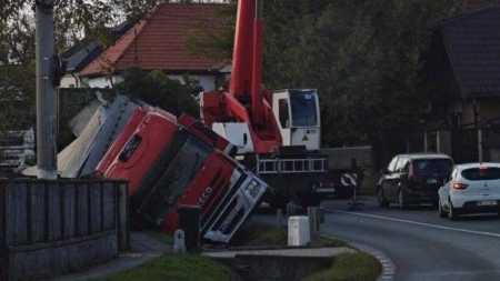 Trafic blocat în Lăpușel din cauza TIR-ului rămas în șanț