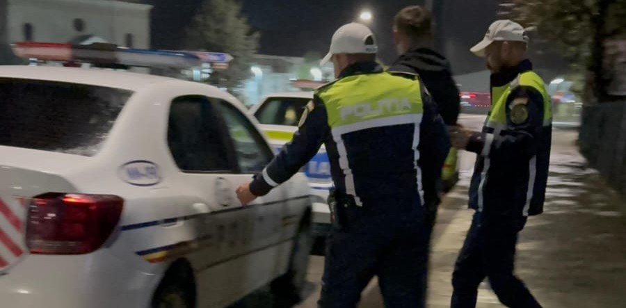 Tânăr arestat preventiv după o urmărire în trafic. Avea permisul suspendat și era sub influența alcoolului