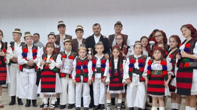 Debut cu succes: Ansamblul „Ronișoara” a cucerit Trofeul Secțiunii Dansuri Populare al Festivalului Național-Concurs „Tradiții Lăpușene