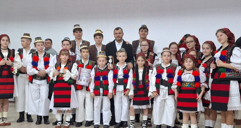 Debut cu succes: Ansamblul „Ronișoara” a cucerit Trofeul Secțiunii Dansuri Populare al Festivalului Național-Concurs „Tradiții Lăpușene
