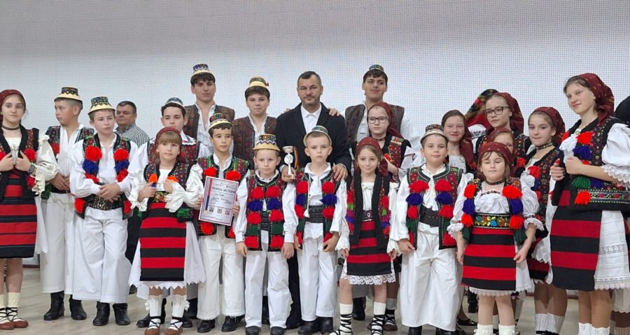 Debut cu succes: Ansamblul „Ronișoara” a cucerit Trofeul Secțiunii Dansuri Populare al Festivalului Național-Concurs „Tradiții Lăpușene