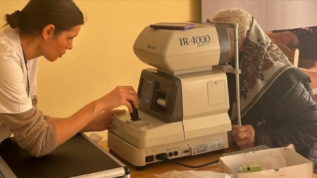 „Ajută un bătrân să zâmbească”: Ochelari și consultații oftalmologice gratuite pentru 200 de vârstnici din Episcopia Maramureșului și Sătmarului