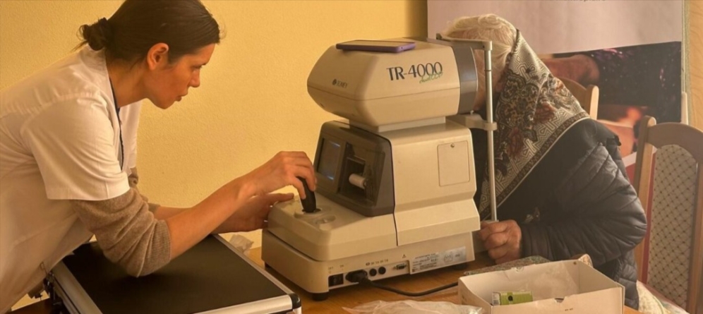 „Ajută un bătrân să zâmbească”: Ochelari și consultații oftalmologice gratuite pentru 200 de vârstnici din Episcopia Maramureșului și Sătmarului