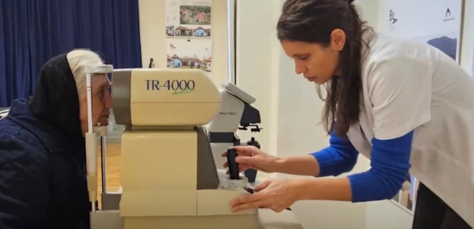 Peste 200 de persoane vârstnice din Episcopia Maramureșului și Sătmarului au beneficiat de consultații oftalmologice gratuite, dar și de ochelari