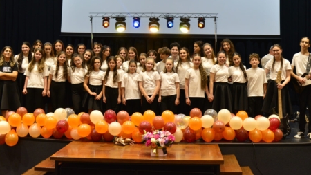 În Baia Mare a avut loc cea de-a II-a ediție a evenimentului „Vocile Toamnei” – un spectacol care unește inimile copiilor prin muzică