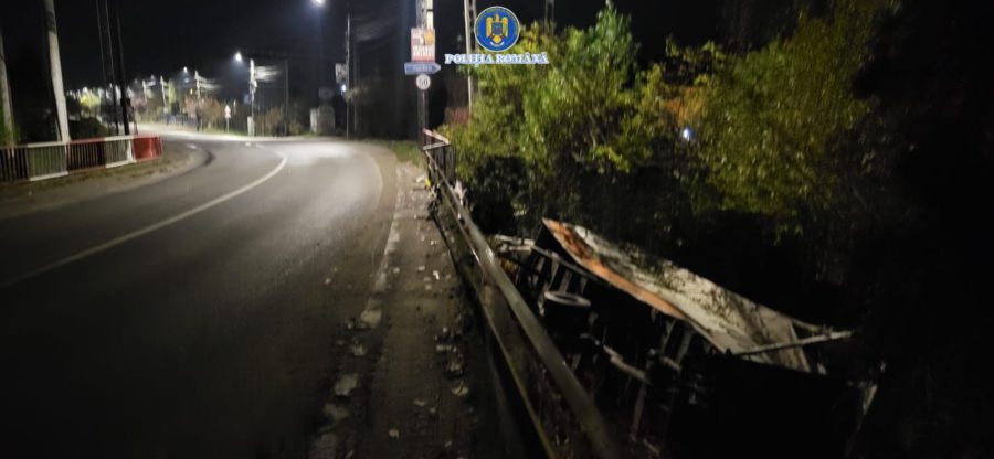 Un bărbat a ajuns la spital după ce s-a răsturnat cu autoutilitara pe care o conducea